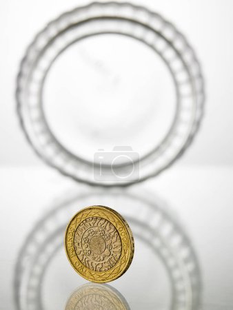 Foto de Primer plano de dos libras de moneda de fondo - Imagen libre de derechos