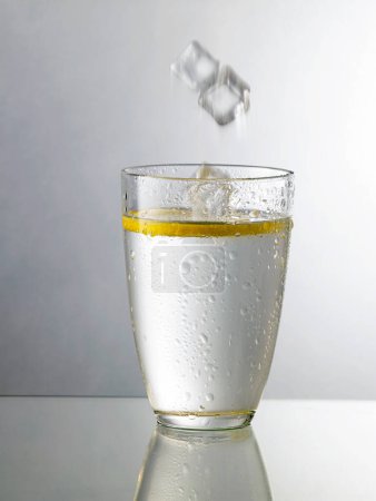 Téléchargez les photos : Vue rapprochée de boisson rafraîchissante au citron - en image libre de droit