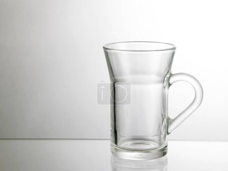 Téléchargez les photos : Tasse en verre sur fond blanc - en image libre de droit