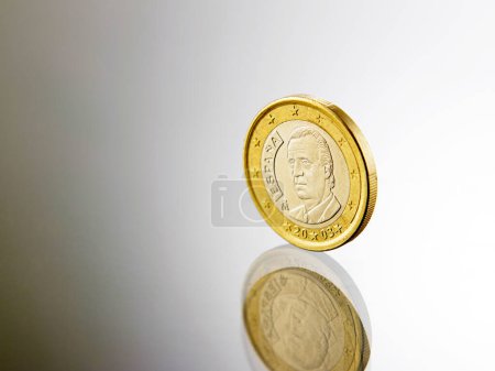 Foto de Euro moneda de primer plano sobre fondo blanco - Imagen libre de derechos