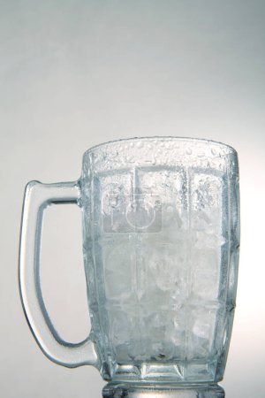 Foto de Vaso de hielo sobre un fondo blanco - Imagen libre de derechos