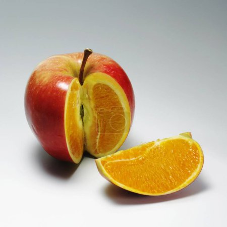 manzana con contenido de naranja, primer plano 