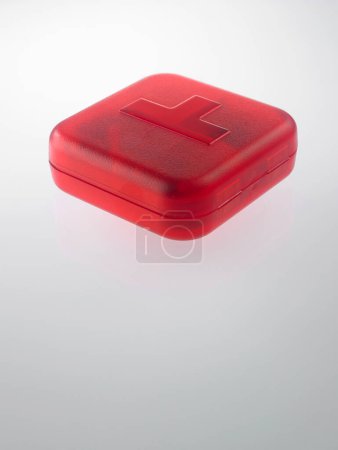 Foto de Vista de cerca de la caja de píldora roja sobre fondo gris - Imagen libre de derechos
