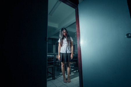 Téléchargez les photos : Portrait de fantôme université fille - en image libre de droit