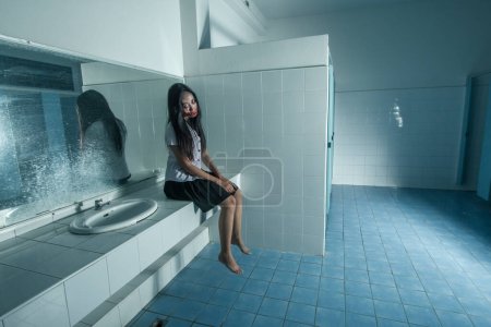 Téléchargez les photos : Femme fantôme en uniforme universitaire thaïlandais dans les toilettes - en image libre de droit