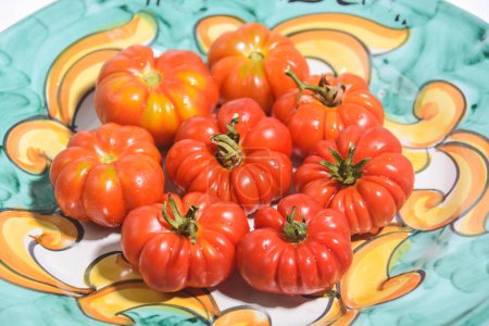 Téléchargez les photos : Vue rapprochée des tomates biologiques fraîches mûres - en image libre de droit