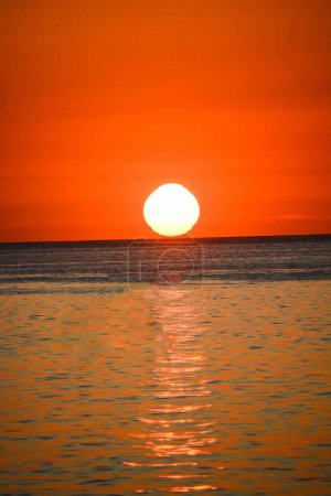 Foto de Puesta de sol brillante. Hermosa naturaleza fondo - Imagen libre de derechos