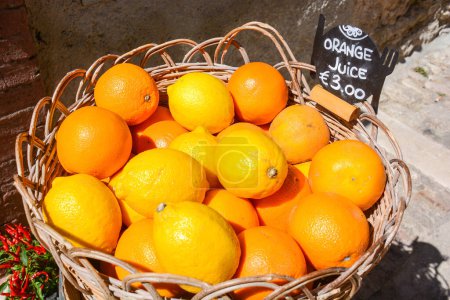 Téléchargez les photos : Oranges mûres dans la boutique de fruits - en image libre de droit