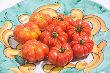 Téléchargez les photos : Tomate colorée et délicieuse - en image libre de droit