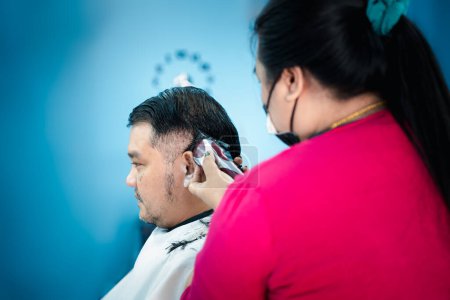 Téléchargez les photos : Coiffure ou coiffure de coiffeur client au salon de coiffure - en image libre de droit