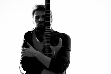 Téléchargez les photos : Musicien masculin avec guitare rock star exécutant programme de divertissement - en image libre de droit