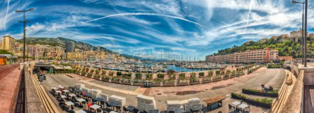 Téléchargez les photos : "Vue sur les yachts et appartements de luxe à Monte Carlo, Monaco" - en image libre de droit