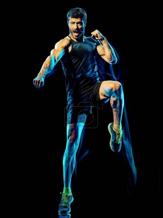 Foto de Fitness cardio boxeo ejercicio cuerpo combate hombre aislado negro fondo - Imagen libre de derechos