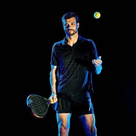 Téléchargez les photos : Paddle joueur de tennis homme lumière peinture isolé fond noir - en image libre de droit
