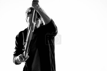 Foto de Músico masculino con estrella de rock de guitarra realizando programa de entretenimiento - Imagen libre de derechos