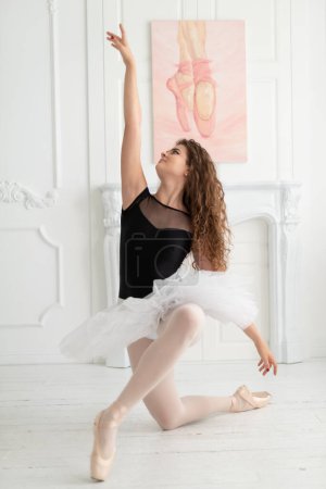 Foto de Joven hermosa bailarina con pelo rizado - Imagen libre de derechos