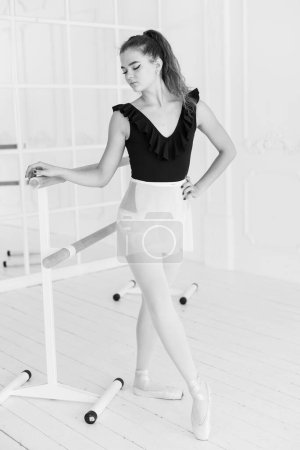 Téléchargez les photos : Ballerine fille aux cheveux bouclés. Photo en noir et blanc. BW - en image libre de droit