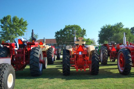 Téléchargez les photos : Une rangée de vieux tracteurs - en image libre de droit