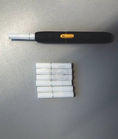 Téléchargez les photos : Cigarettes et une cigarette électronique sur la table - en image libre de droit