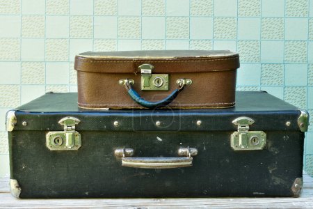 Foto de Dos maletas viejas, negro grande y pequeño marrón - Imagen libre de derechos