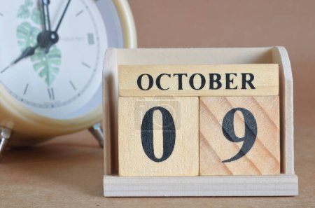 Téléchargez les photos : 9 octobre et horloge en arrière-plan, gros plan - en image libre de droit