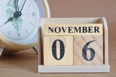 Téléchargez les photos : Calendrier en bois avec mois de novembre, concept de planification - en image libre de droit