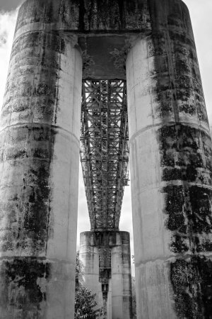 Foto de Bajo un puente ferroviario - Imagen libre de derechos