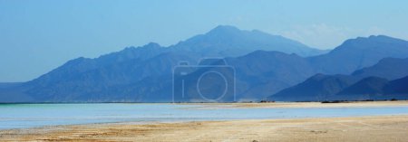 Téléchargez les photos : Paysage pittoresque de montagnes et de mer à Djibouti - en image libre de droit