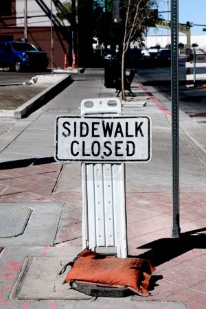 Téléchargez les photos : Panneau fermé sur le trottoir Fermeture d'un trottoir - en image libre de droit