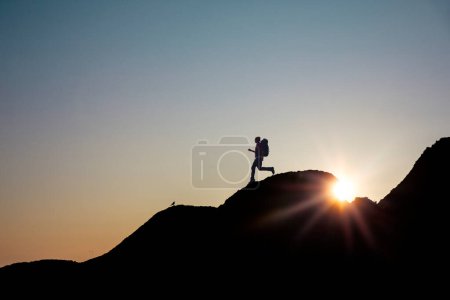 Foto de Me encantan las montañas. Hombre de senderismo en la puesta del sol - Imagen libre de derechos