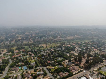 Foto de Niebla gruesa y niebla sobre San Diego debido a incendios forestales en California. - Imagen libre de derechos
