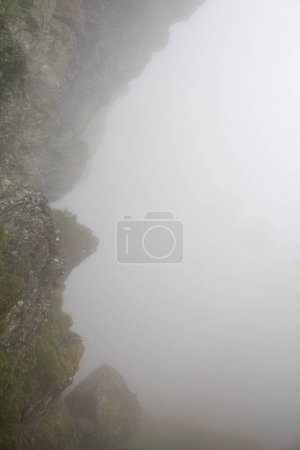 Téléchargez les photos : Brouillard, nuages, rochers et falaises sur la montagne Veslehdn Veslehorn, Norvège - en image libre de droit