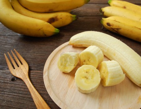 Téléchargez les photos : Bananes fraîches sur une table en bois - en image libre de droit