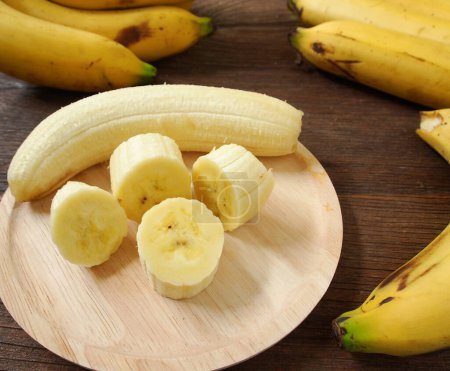Foto de Rodajas de plátano en una tabla de cortar. - Imagen libre de derechos