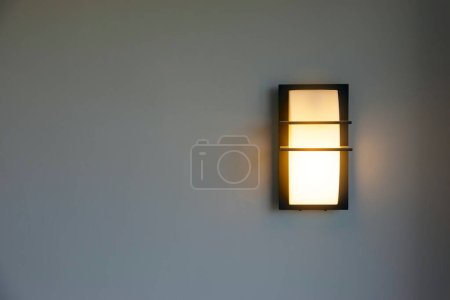Foto de Diseño moderno de una iluminación de la casa montada en la pared - Imagen libre de derechos