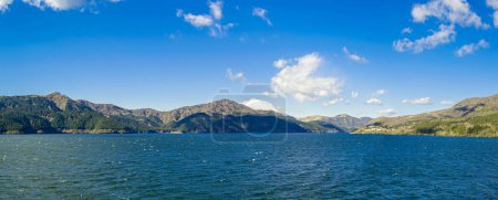 Téléchargez les photos : Panorama du magnifique lac et des montagnes - en image libre de droit