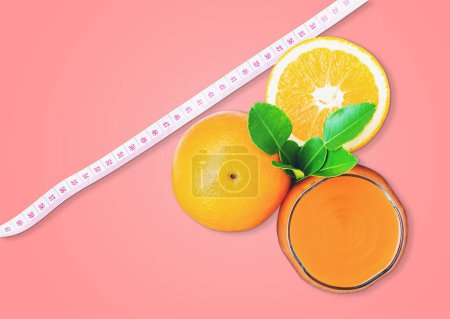 Foto de Vista superior del zumo de naranja y las naranjas con la cinta métrica - Imagen libre de derechos