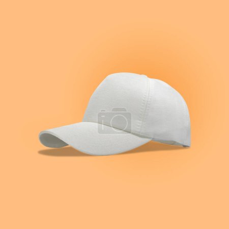 Téléchargez les photos : Mode et sport casquette blanche sur fond orange - en image libre de droit