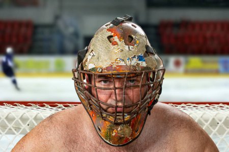 Téléchargez les photos : Gardien de hockey dans le masque. Gardien de but dans un vieux masque de hockey - en image libre de droit
