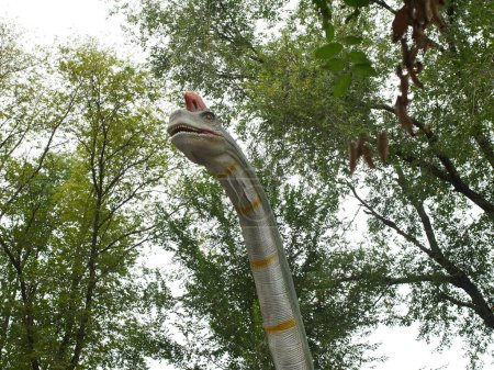 Foto de "Figuras de dinosaurios en el parque local de otoño" - Imagen libre de derechos