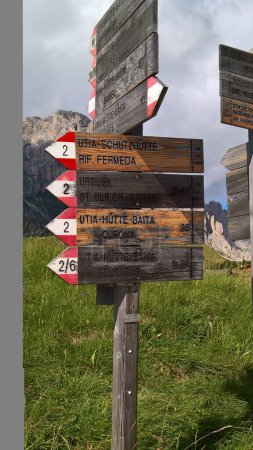 Téléchargez les photos : Belle et pittoresque vue sur le panneau des Alpes Val Gardena - en image libre de droit