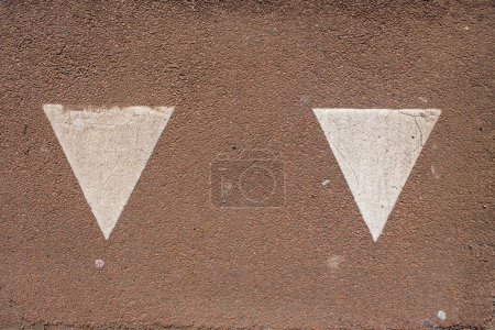 Téléchargez les photos : Texture tarmac. Marquages peints sur une route goudronnée. Vue du dessus - en image libre de droit