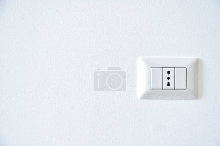 Téléchargez les photos : Prise blanche sur le mur blanc dans la maison - en image libre de droit