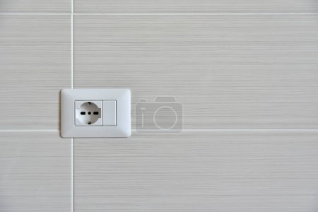 Téléchargez les photos : Prise blanche sur le mur blanc dans la maison - en image libre de droit