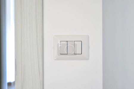 Téléchargez les photos : Commutateur lumineux dans le mur sur fond de mur blanc dans la maison - en image libre de droit