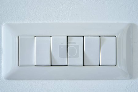Foto de Interruptor de luz en la pared en el fondo de la pared blanca en la casa - Imagen libre de derechos
