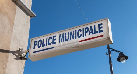 Téléchargez les photos : Panneau de la Police Municipale (police municipale) sur la devanture - en image libre de droit
