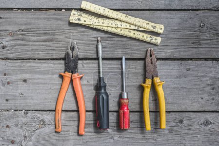 Téléchargez les photos : Un ensemble d'outils domestiques et auxiliaires pour la rénovation de la maison et de l'atelier - en image libre de droit