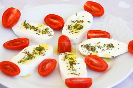 Téléchargez les photos : Mozzarella aux tomates cerises et à l'huile - en image libre de droit