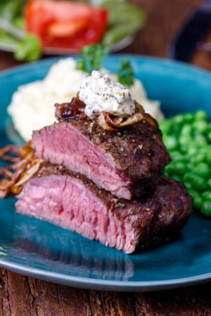 Téléchargez les photos : "délicieux steak grillé sur assiette" - en image libre de droit
